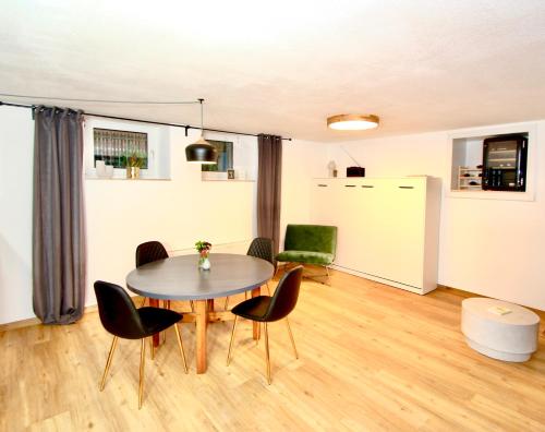 魏玛RÖSCH Apartment的一间带桌椅的用餐室