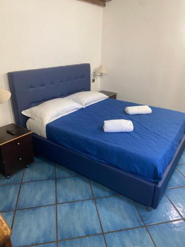 那不勒斯B&B Riviera的一间卧室配有蓝色的床和2条毛巾