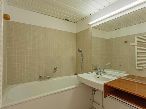 比亚里茨Studio Biarritz, 1 pièce, 2 personnes - FR-1-3-412的一间带水槽、浴缸和镜子的浴室