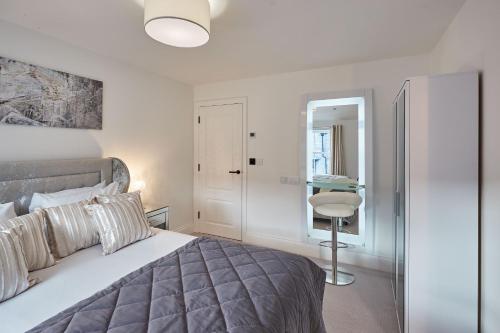 哈罗盖特Host & Stay - Oxford House的一间卧室配有一张床和镜子