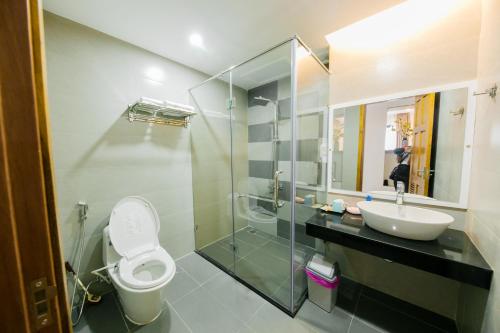 顺化SOLEIL HOSTEL的浴室配有卫生间、盥洗盆和淋浴。