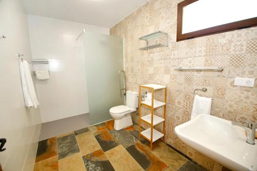 OnilSenia Tomaset III的一间带卫生间和水槽的浴室