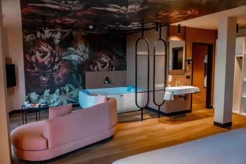 鲁韦纳Hotel Ciudad de Burgos的客厅配有沙发和墙上的绘画