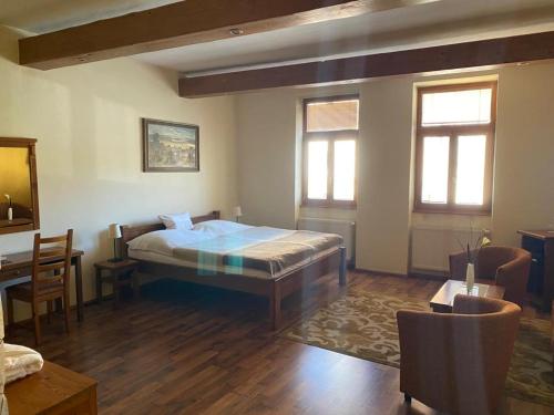 斯皮什新村维努萨旅馆的卧室配有一张床和一张桌子及椅子