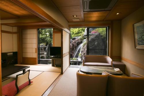 笛吹市Beautiful Japanese Garden Kagetsu的享有瀑布景致的客厅