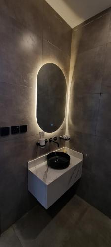 欧拉Black的一间带水槽和镜子的浴室