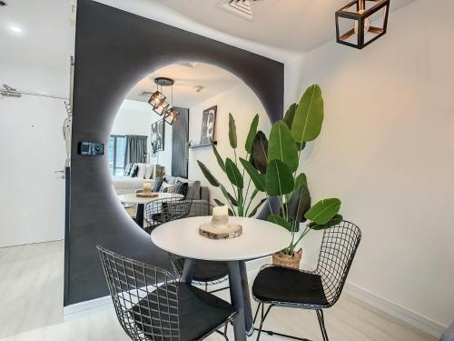 迪拜Luxury Modern Studio in JLT with Amazing View & Rooftop Pool - sleeps 3的一间配备有白色桌椅的用餐室