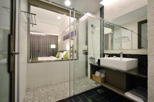 台东台东富野渡假酒店的一间带玻璃淋浴和水槽的浴室