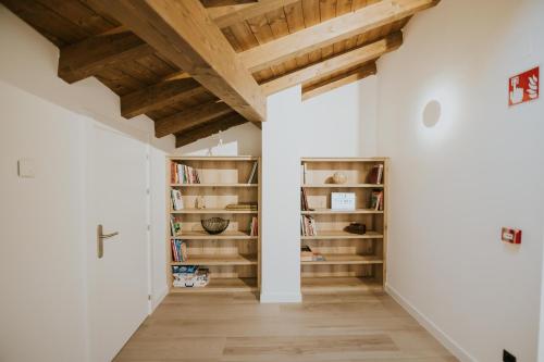 圣比森特德拉松谢拉Casa La Picuda的走廊设有木制天花板和书架