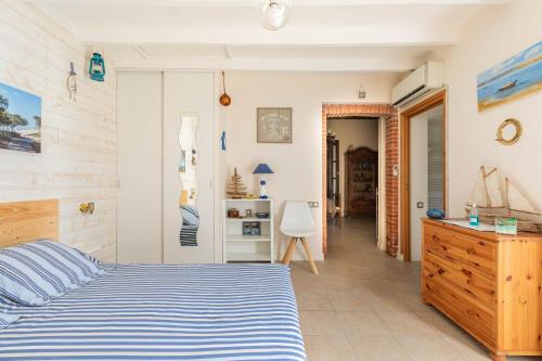 HeugasAu Petit Pédegouaty的卧室设有蓝色和白色的床和走廊。