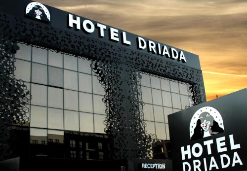 GjakoveHotel Driada的一座标有酒店水牛标志的建筑