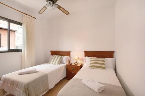 FasniaCasa Nanda的一间卧室设有两张床和窗户。
