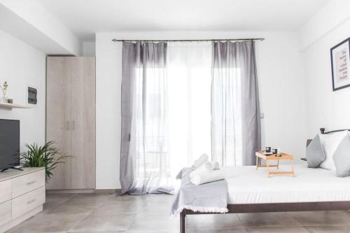 海若克利欧Spacious Flat For Friends & Couples With Balcony的白色的卧室设有床和窗户