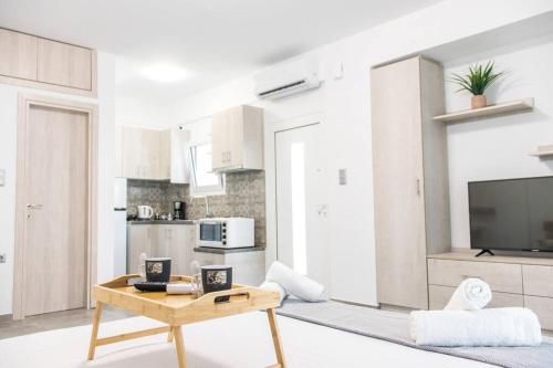 海若克利欧Spacious Flat For Friends & Couples With Balcony的一间带茶几的客厅和一间厨房