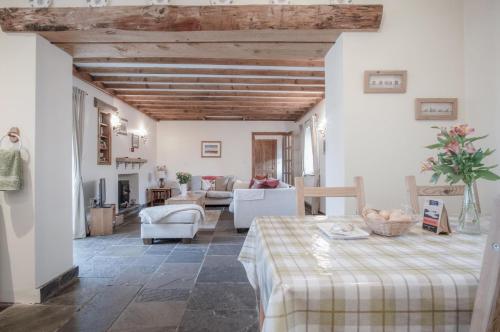 罗西里Fferm-Llong Cottage Ship Farm - 2 Bedroom -Rhossili的一个带桌椅的大客厅