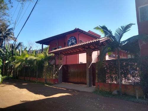 乌巴图巴Toca do Guaiamum I的一座红色的房子,上面有钟