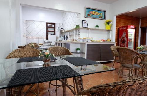 纳韦甘蒂斯Pousada Navegantes的一间带桌椅的用餐室和一间厨房