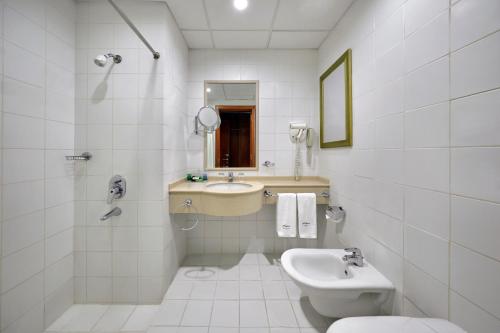 麦加玛卡利姆阿贝特酒店的白色的浴室设有水槽和卫生间。
