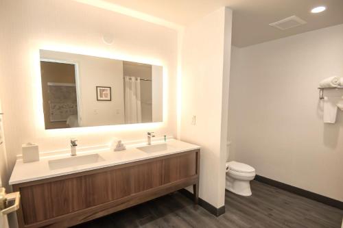 奥克兰奥克兰机场假日酒店的一间带两个盥洗盆和卫生间的浴室