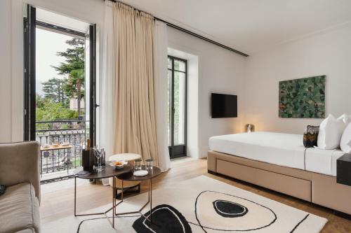 萨拉科马奇纳MUSA Lago di Como的一间卧室设有一张大床和一个大窗户