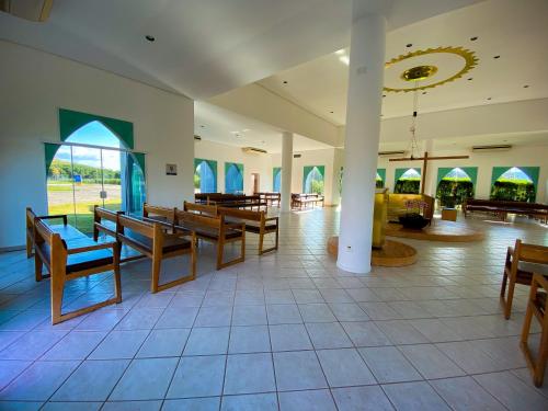 阿帕雷西达赖尼亚巴西酒店的大房间设有木凳和桌子