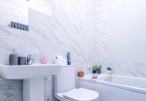 GolborneHaydock Gold by Prime Stay的白色的浴室设有卫生间和水槽。