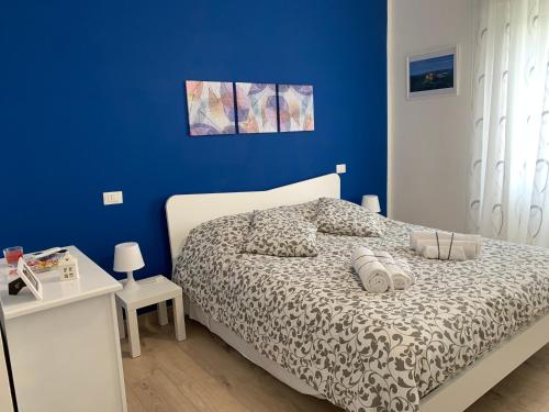 巴尼奥雷焦Casa Elodie的一间卧室配有一张蓝色墙壁的床