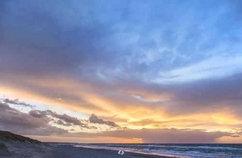奥茨塞巴德·迪尔哈根OSTSEEPANORAMA Penth Nr 29 max 4 P的日落在海滩上与大海