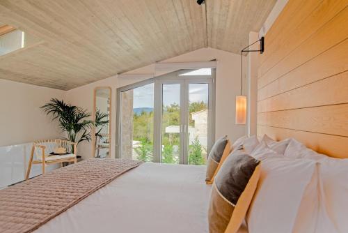 康托卡利My Mediterranean Corfu Luxury Villa with Private Swimming Pool的一间卧室设有一张大床和大窗户