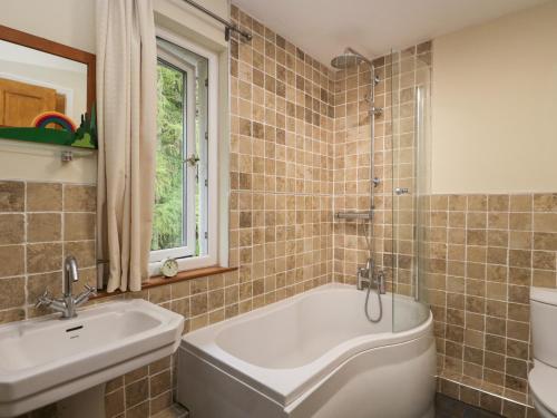 安布尔塞德Fellside View的带浴缸、盥洗盆和卫生间的浴室