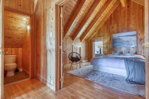 Saint Adolphe D'HowardLe Courchevel Luxe Chalet - Private Pool - Jacuzzi - Ski的一间卧室配有一张床,一间卫生间位于客房内