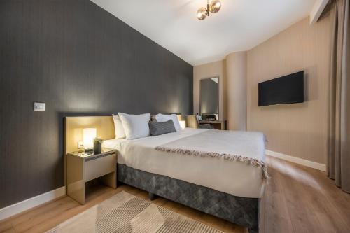 伊斯坦布尔SVK Bosphorus Residence的酒店客房设有一张大床和一台电视机。