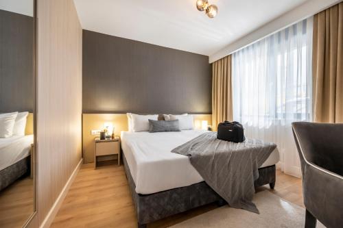伊斯坦布尔SVK Bosphorus Residence的配有一张床和一把椅子的酒店客房