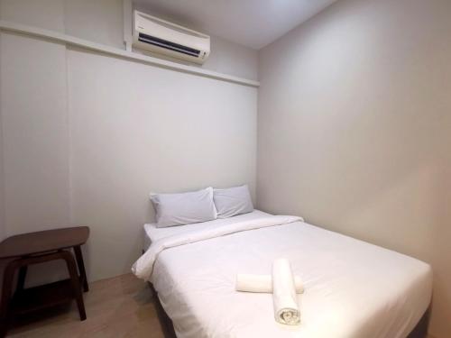 新山Maco Inn Century @Johor Bahru的一间卧室配有一张床,上面有两条毛巾