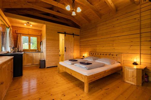 HŭrkyVyhlídkový srub "Na kraji Brd"的小木屋内一间卧室,配有一张床