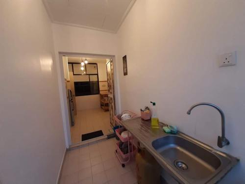 马六甲法莫萨假日别墅度假屋的厨房设有不锈钢水槽和走廊