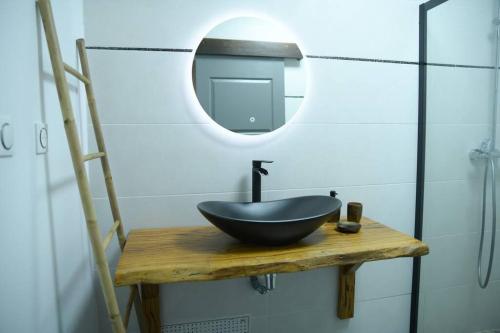 MatouryLodge Palmeraie & son Jacuzzi exclusif的浴室设有黑色水槽和镜子