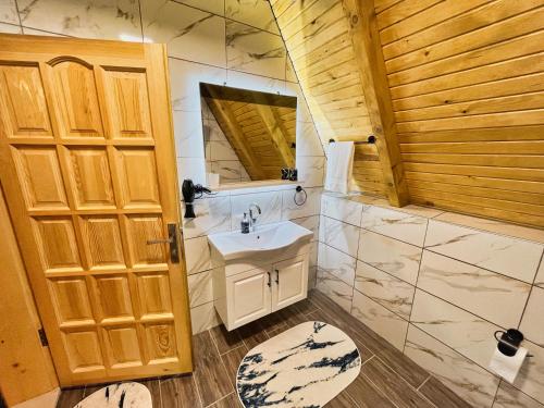 里泽Tenta bungalov的一间带水槽和镜子的浴室