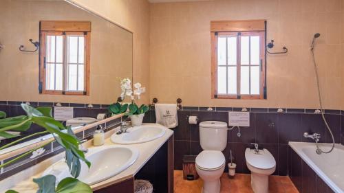 AlmácharCasa Villalba Almachar by Ruralidays的浴室设有2个水槽、卫生间和镜子。