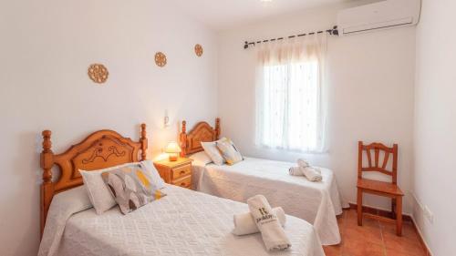 AlmácharCasa Villalba Almachar by Ruralidays的一间卧室设有两张床和窗户。