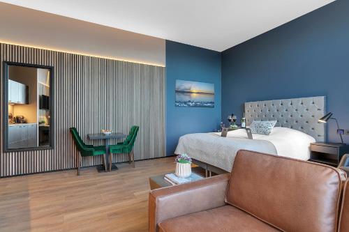 雷克雅未克Alva Hotel的一间卧室配有一张床、一张沙发和一张桌子