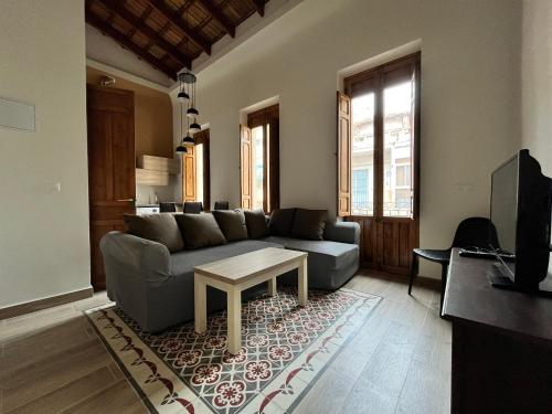 阿利坎特Casa del Pasaje San Fernando的客厅配有沙发和桌子
