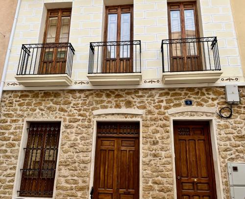 阿利坎特Casa del Pasaje San Fernando的一座带两扇门和两个阳台的建筑