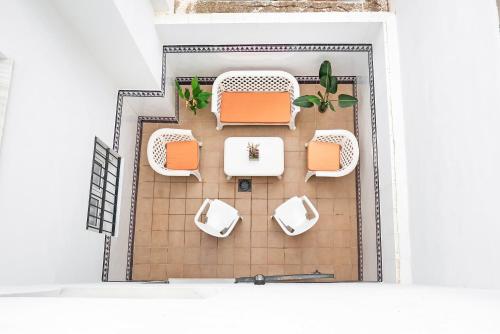科尼尔-德拉弗龙特拉Apartamento Maribel - Solo Familias的一个带桌椅的庭院的平面图