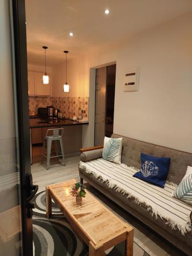 MokaAJ Studio Apartment的客厅配有沙发和桌子