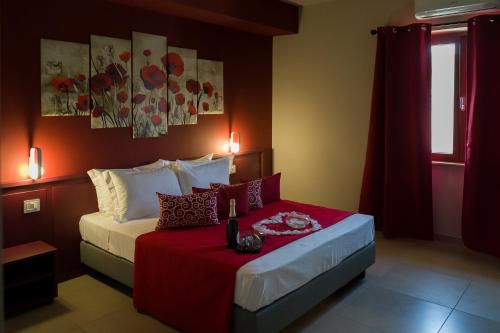 PatricaRosy's Rooms的一间卧室配有一张带红色毯子的床