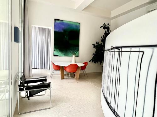 曼托瓦PALAZZO BECCAGUTTI CAVRIANI - Gallery Suite e Frescoes Suite的配有一张床和一张桌子及椅子的房间