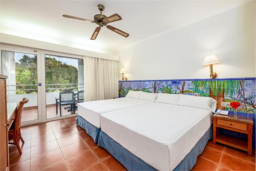 埃尔波提尔Playacartaya的一间带一张白色大床的卧室和一个阳台