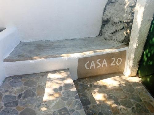 萨尔瓦特拉都伊克姆Casa Vinte的一种标志,表示casa坐在台阶上