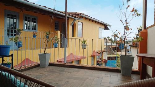 贾拉普Posada Antiguo Camino Real的阳台设有围栏,上面有盆栽植物